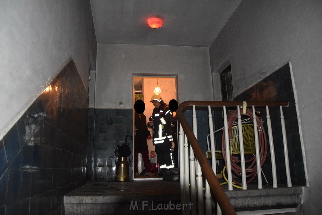 Feuer 2 Y durch Weihnachtsbaum  Koeln Ehrenfeld Alpenerstr P41.JPG - Miklos Laubert